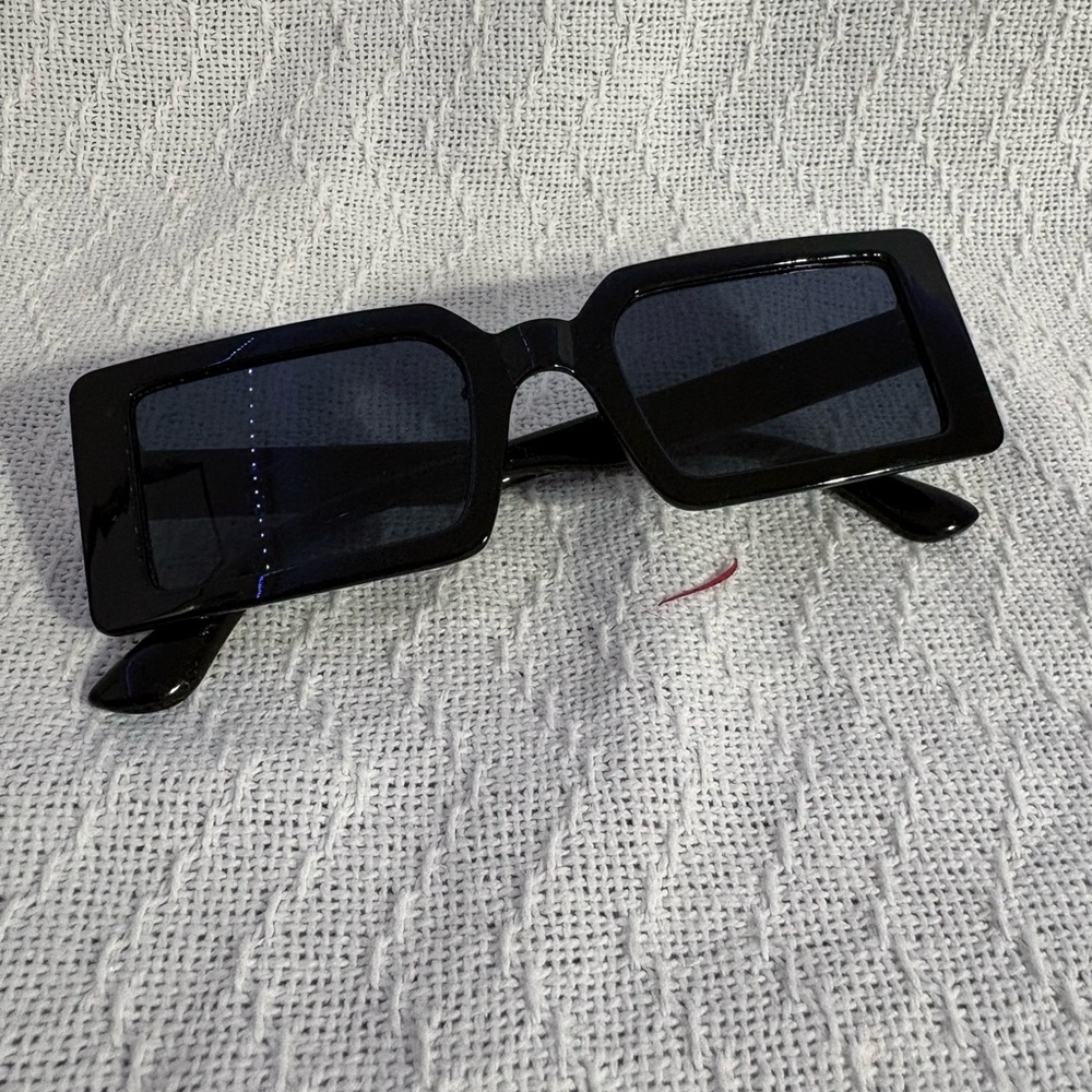Stylish Black Rectangular Sunglasses - image 2